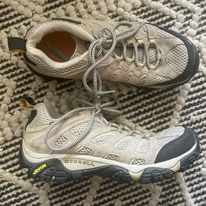 Merrell Women’s Moab Ventilator Hiking Shoes Size 8 in Taupe